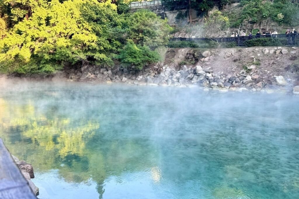 步入園區，你能沿著環湖步道感受如仙境般的熱氣騰騰