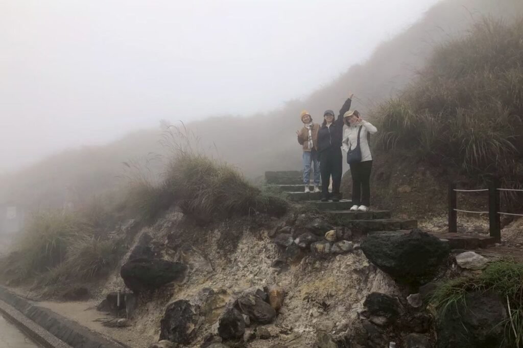 台北陽明山小油坑後火山作用噴氣孔與銀白芒草景致