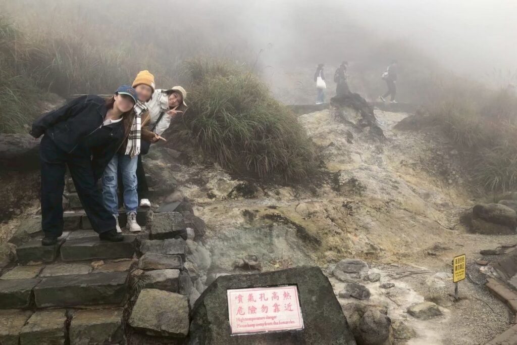 台北陽明山小油坑後火山作用噴氣孔與銀白芒草景致