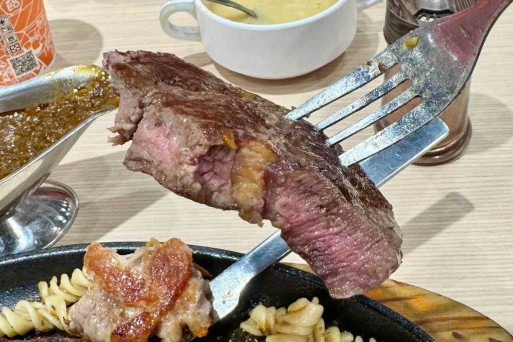 小時厚牛排花蓮福町店招牌牛排肉質切面