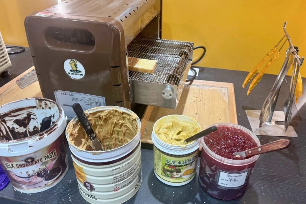 小時厚牛排自助吧吐司與多種抹醬取餐區