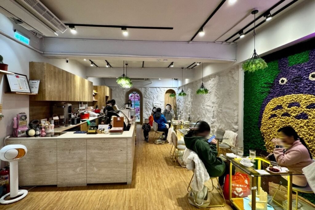 悠悠龍貓咖啡二樓質感波紋牆與龍貓草牆造景