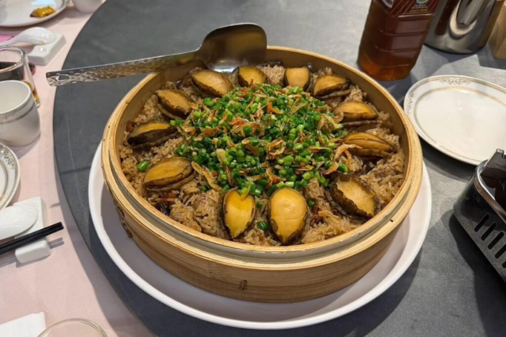 甄饌私廚酒館芋香鮑魚鮮米糕特寫。