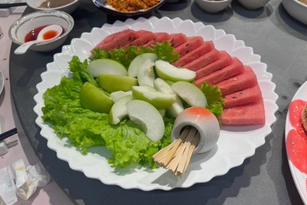 甄饌私廚酒館新鮮四季水果盤特寫。