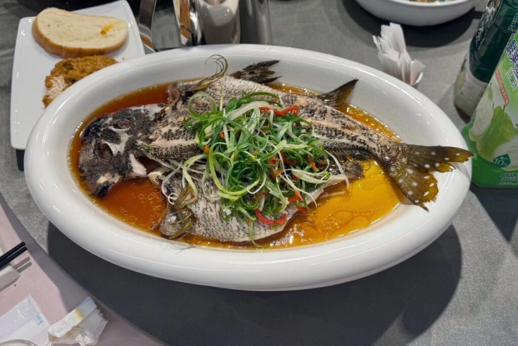 甄饌私廚酒館金露樹豆海鮮魚特寫。