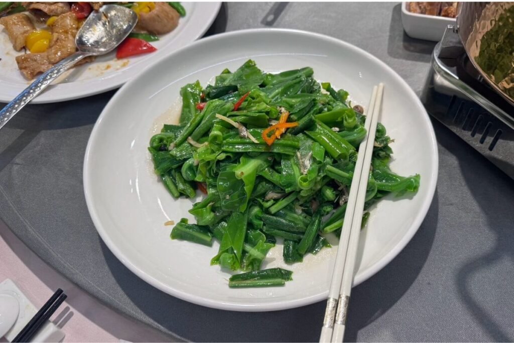 甄饌私廚酒館香蒜爆炒山蘇特寫。