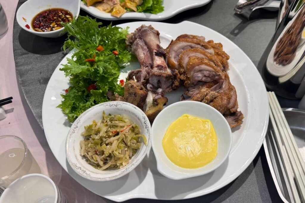 甄饌私廚酒館招牌烤脆皮德國豬腳特寫。