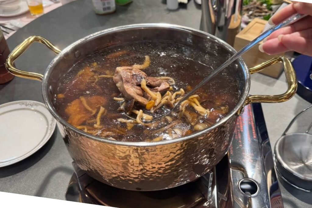 甄饌私廚酒館黑蒜香味濃雞湯特寫。