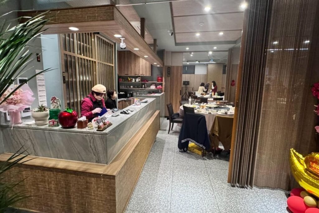 花蓮甄饌私廚酒館接待櫃台與一樓用餐環境