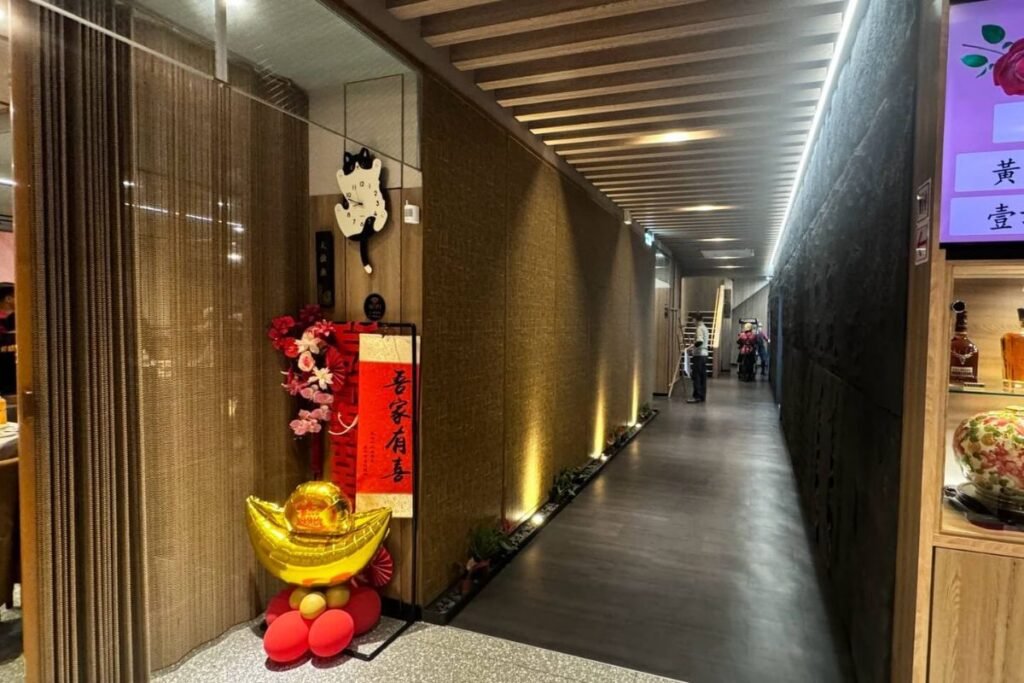 花蓮甄饌私廚酒館一樓走道與拉簾式彈性包廂
