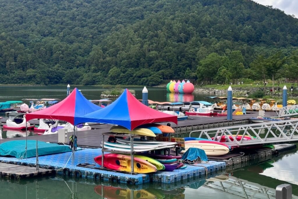 鯉魚潭岸邊專業的SUP立槳與獨木舟租借站點