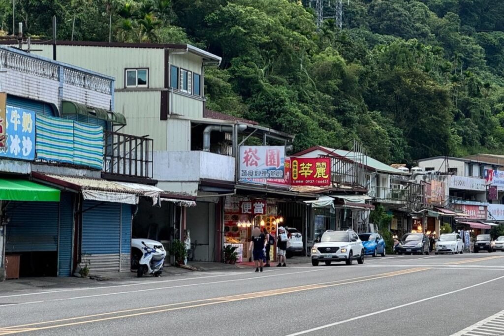 鯉魚潭風景區岸邊熱鬧的餐廳街景
