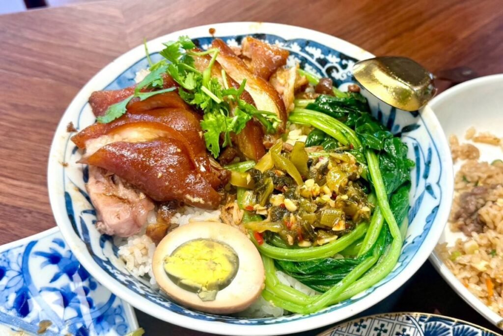 壽豐小吃隆江豬腳招牌霸王豬腳飯特寫，滷的軟爛入味富含膠質