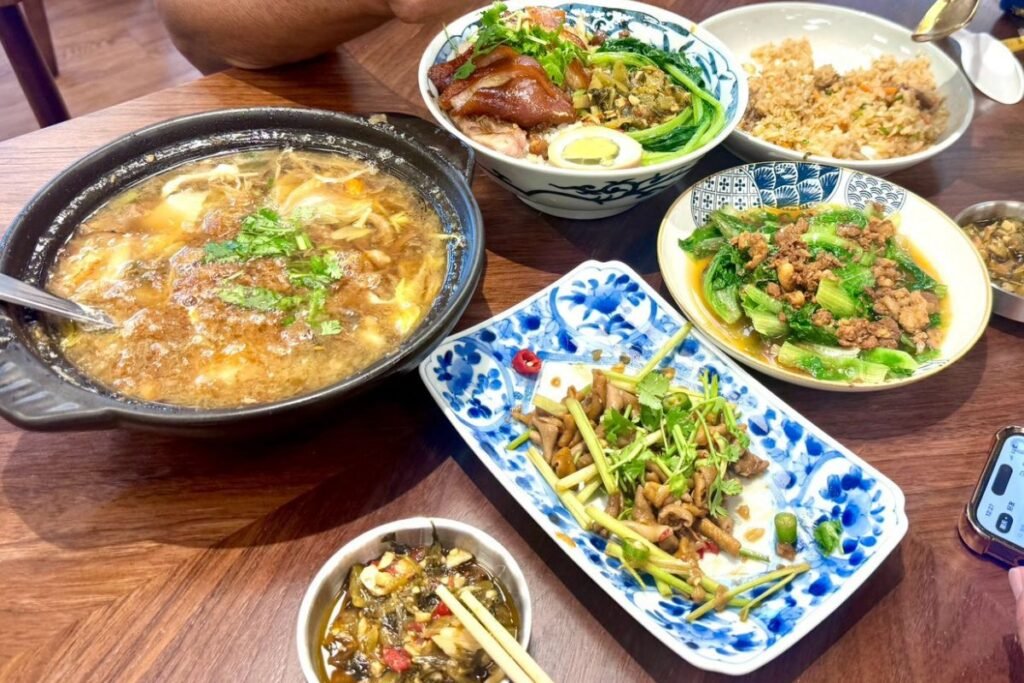 壽豐小吃隆江豬腳滿桌豐盛餐點俯拍照