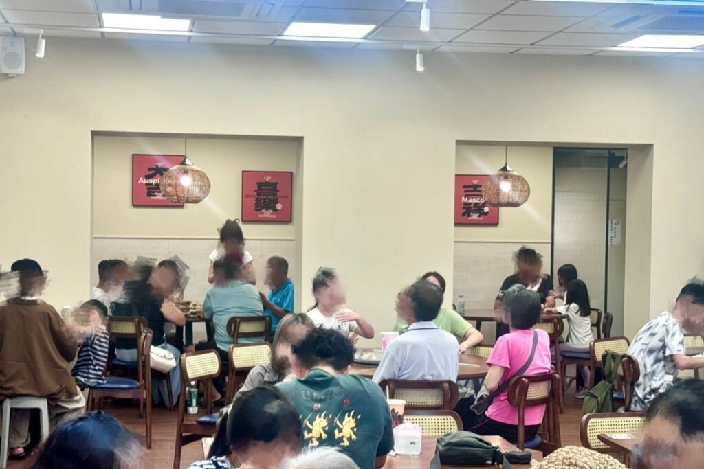 壽豐小吃隆江豬腳店內後方有兩間像開放小包廂的桌位，空間明亮舒適