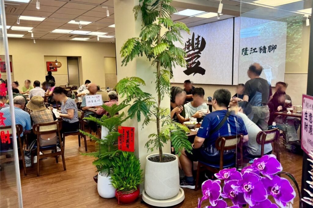 壽豐小吃隆江豬腳全新裝修店內環境，綠植柱子與寬敞座位區