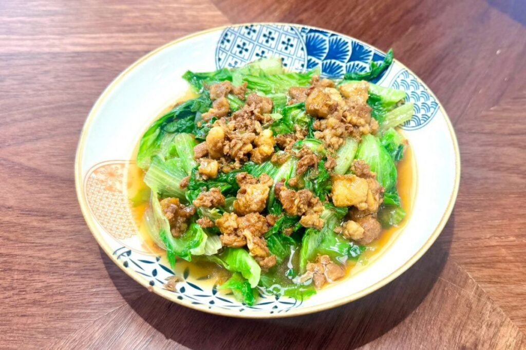 壽豐小吃隆江豬腳燙青菜大陸妹，淋上超浮誇香濃肉燥