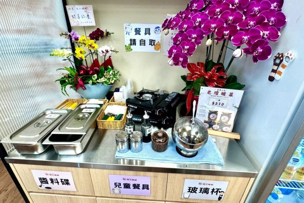 壽豐小吃隆江豬腳免費自取老壇酸菜，滿滿蒜碎與辣椒香氣十足