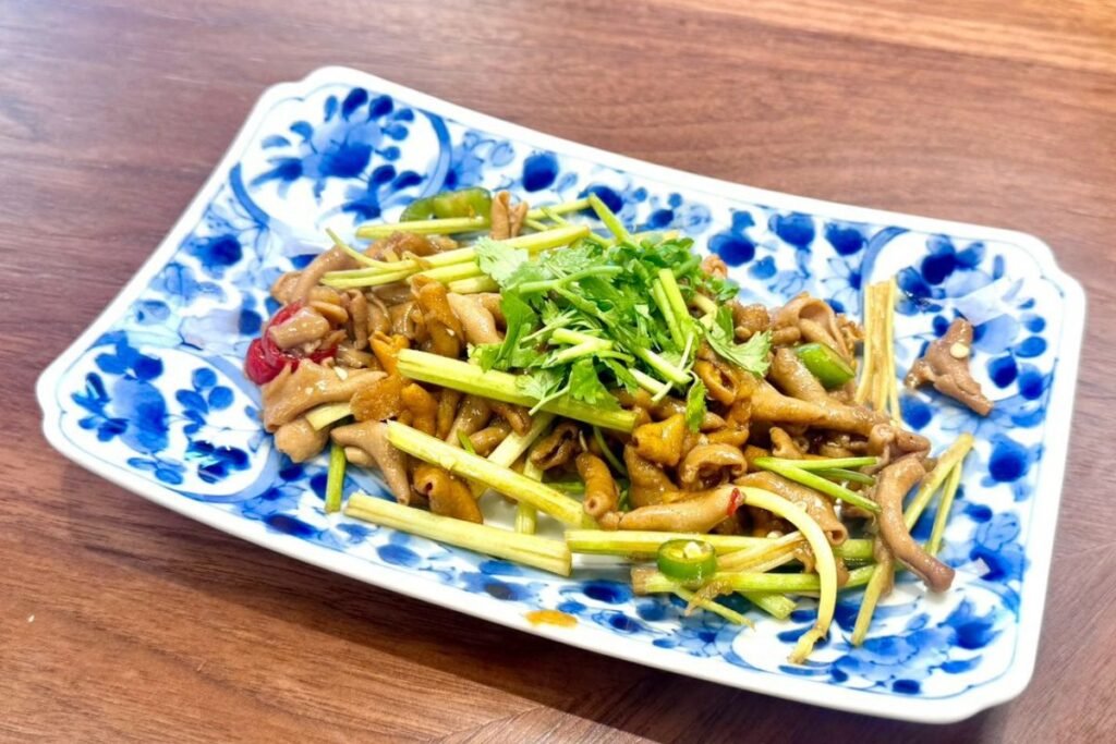 壽豐小吃隆江豬腳特色小菜煙燻雞腸，搭配香菜芹菜提味