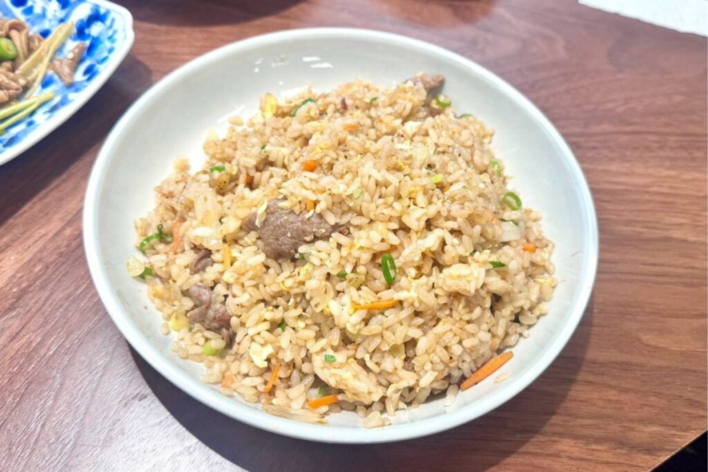 壽豐小吃隆江豬腳牛肉炒飯，粒粒分明帶有沙茶香氣