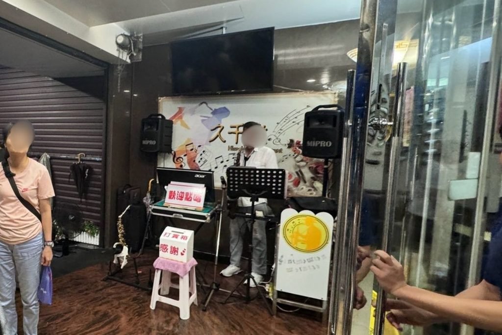 久千代海鮮百匯餐廳+門口薩克斯風街頭藝人+宜蘭復古用餐氛圍