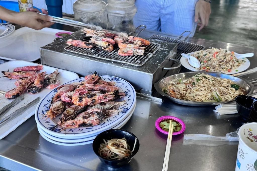 來來釣蝦場烤蝦熱炒餐桌-現釣泰國蝦炒飯炒麵實拍