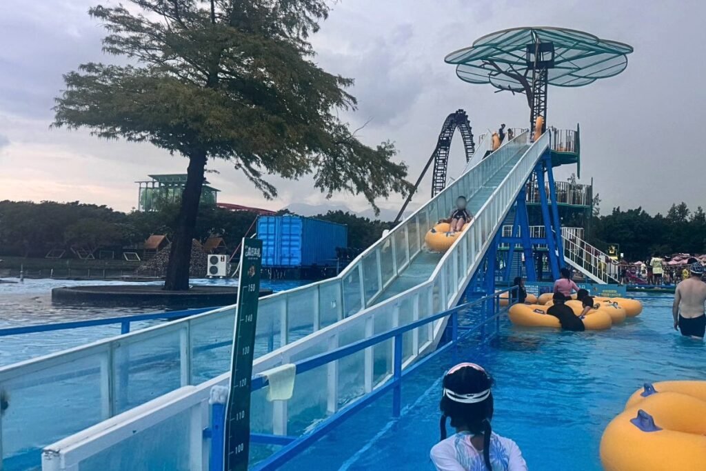 宜蘭童玩節神木精靈水道滑道全景，高滑道設施刺激體驗