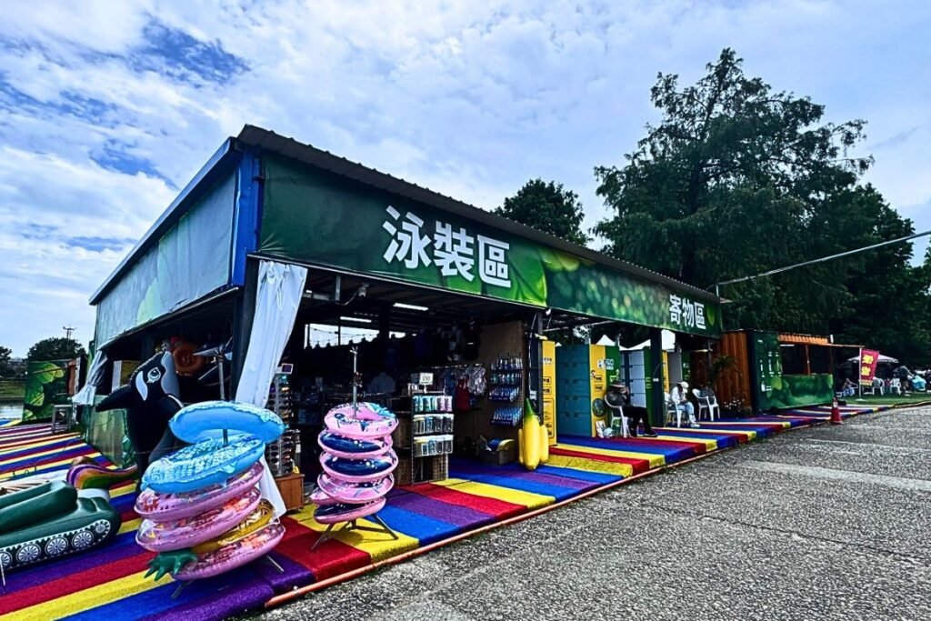 宜蘭童玩節水池旁泳具販賣區，方便遊客隨時補給水上裝備