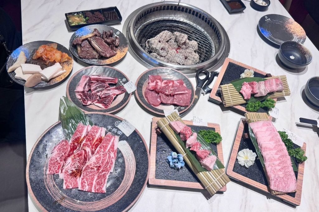 花蓮千兵衛炭火燒肉1369元A5和牛與海鮮烤物滿桌實拍