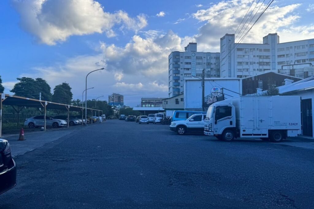 花蓮吉安榕樹下麵店後方停車場空地及汽機車停放環境