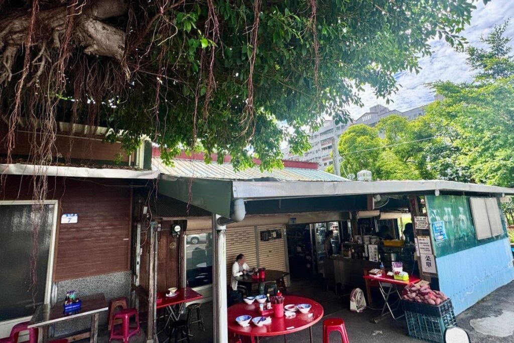 花蓮吉安榕樹下麵店巨大老榕樹門面外觀