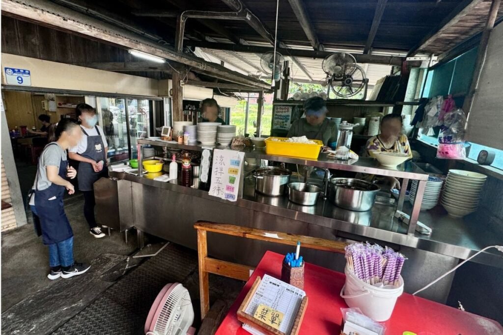 花蓮吉安榕樹下麵店點餐及煮麵的櫃檯，前方有放菜單的桌子