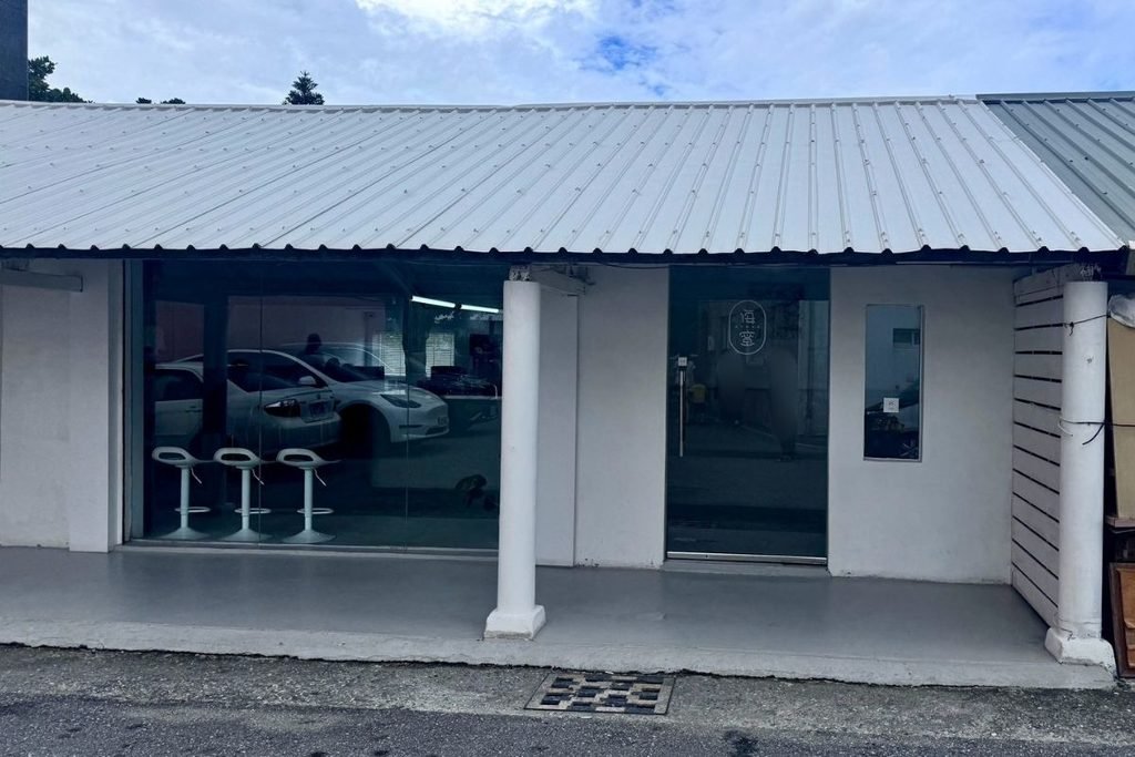 花蓮海蜜Hi-Mee店門口僅可容納四台車的停車空間