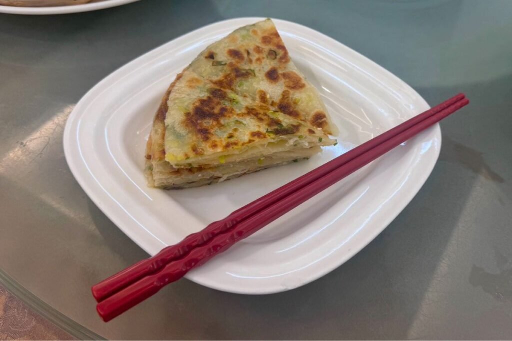 闔家歡南北餚餐館外皮香酥不軟韌的蔥油餅特寫