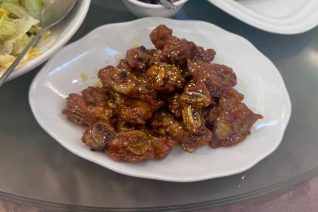 闔家歡南北餚餐館酸甜多汁的柳橙排骨特寫