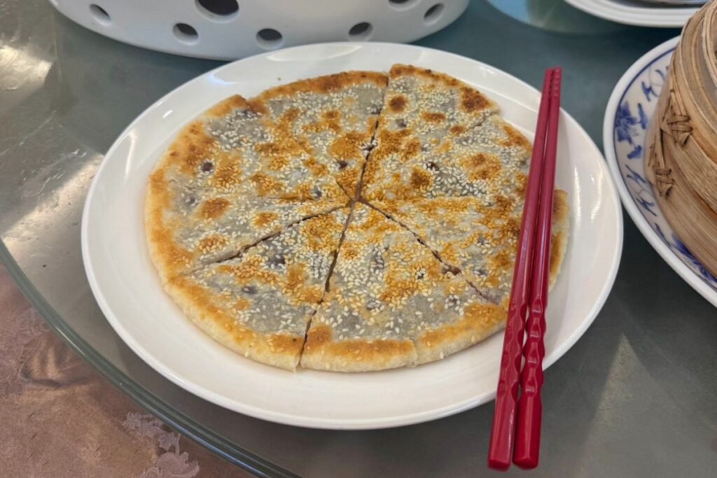 闔家歡南北餚餐館外酥內軟的芝麻豆沙鍋餅特寫