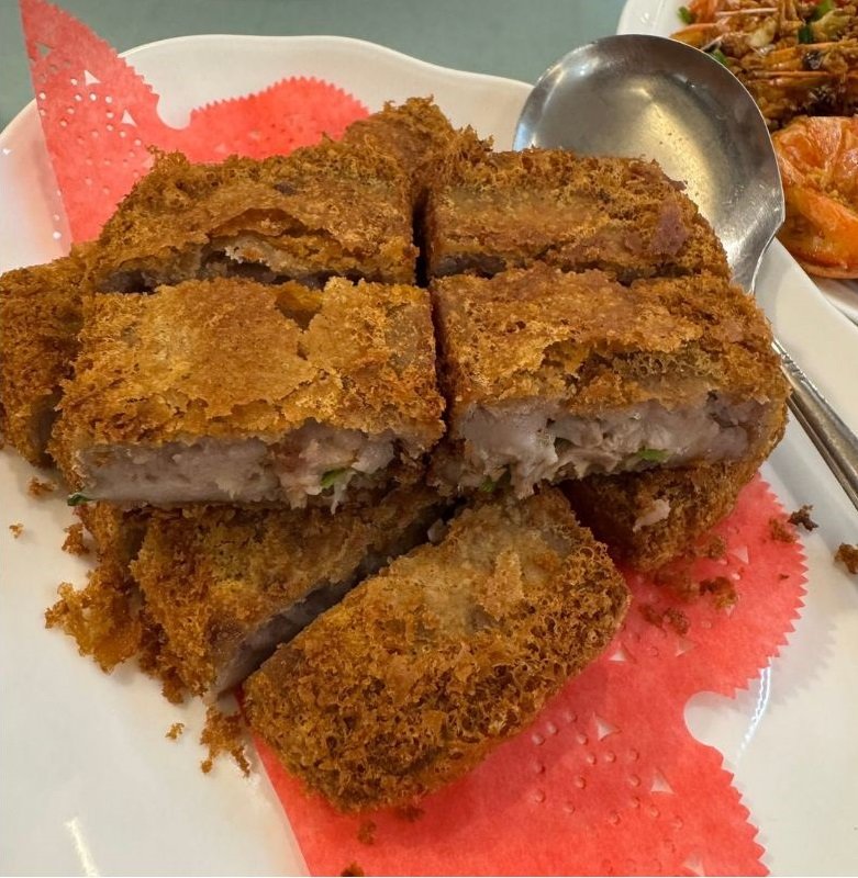 闔家歡南北餚餐館外酥內綿密的芋茸香酥鴨特寫