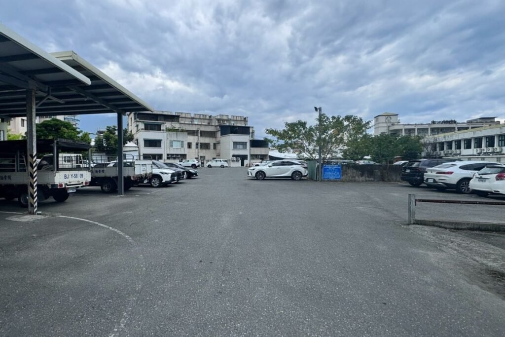 闔家歡南北餚餐館寬敞的專屬停車場空間內部