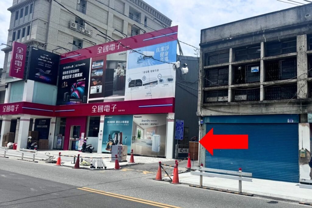 闔家歡南北餚餐館隱蔽的停車場小巷入口特寫