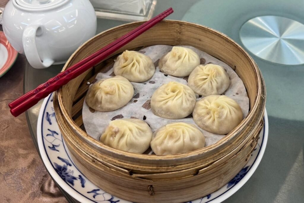 闔家歡南北餚餐館皮薄多汁的上海小籠湯包特寫