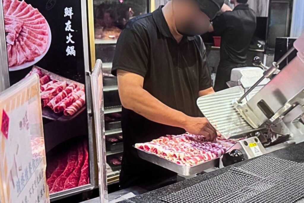 鮮友火鍋師傅正在檯面上製作的現切肉品區