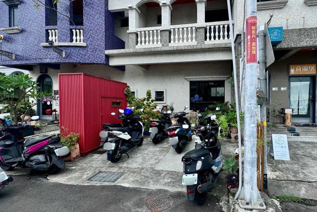 花蓮Queen'食店面外觀與機車停放位置