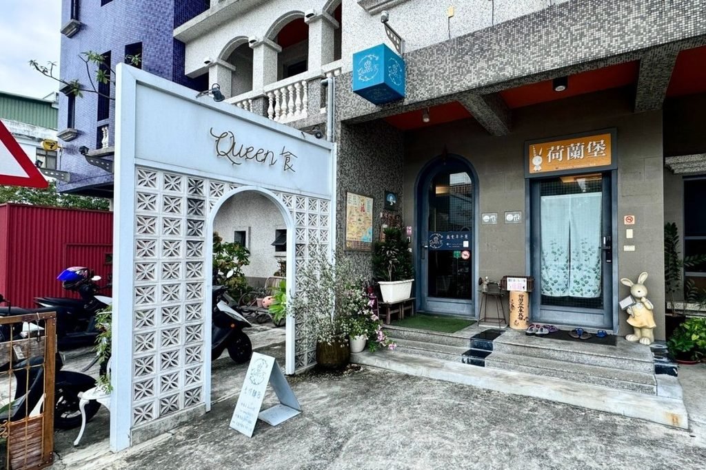 Queen食花蓮早午餐店面外觀,入口旁有白色拱門與Queen食招牌