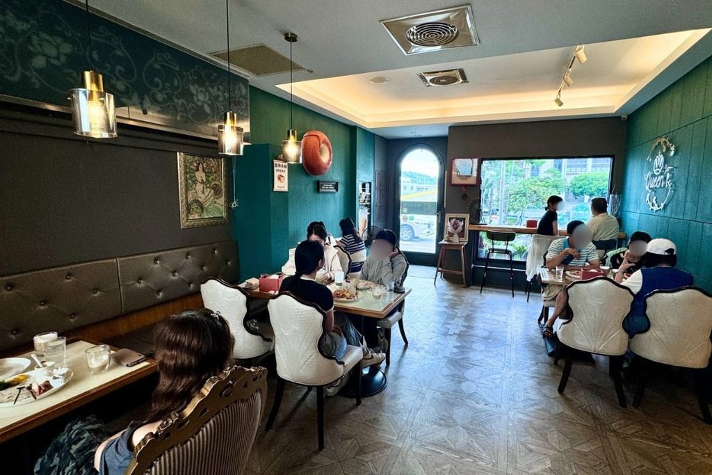 Queen'食早午餐座位區與店內裝潢
